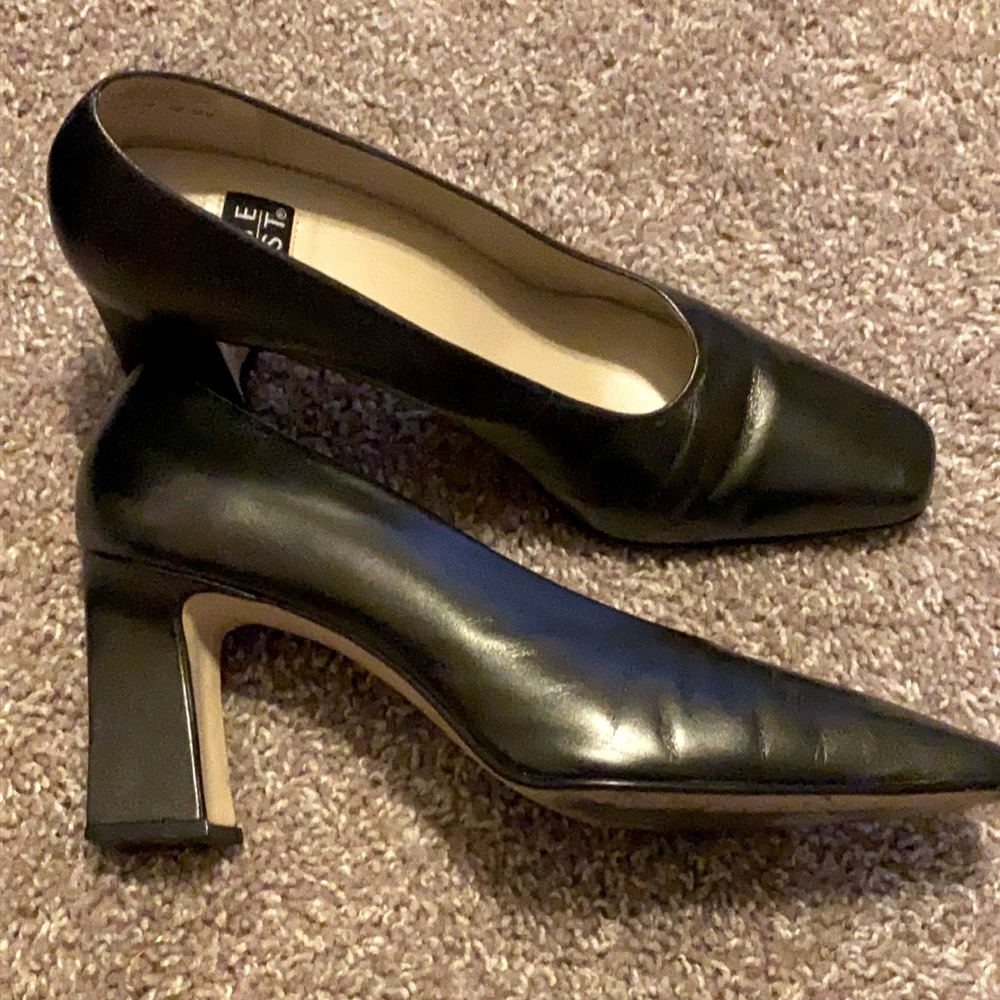Black dress pumps
